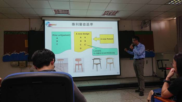 楊勝仲說明專利相互授權的情形（中山大學海資系  提供）圖片