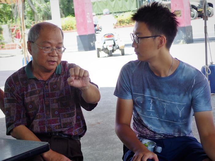 Luo Xun訪談滿州鄉居民（照片由Luo Xun提供）圖片