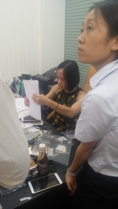 姜微辦訪客戶的過程（學生記者陳靜瑩攝）圖片