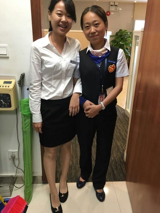 筆者與姜微的合影（學生記者陳靜瑩提供）圖片