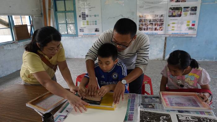 李怡志帶著小孩子製作大漁旗（林芮君  提供）圖片