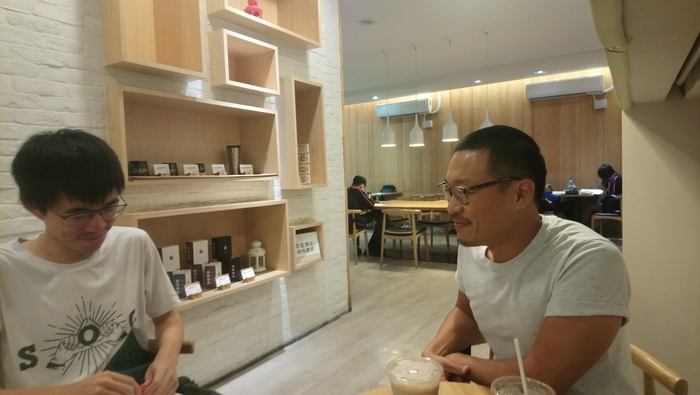 談起有趣的社區故事  李怡志的開心溢於言表（施馬懿  攝）圖片