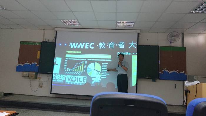 王煥中展示赴中國參與相關會議的情況（中山大學海資系  提供）圖片