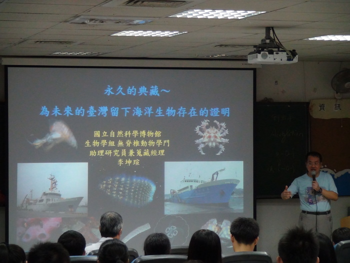 李坤瑄熱愛生物　細心介紹自己的工作內容（魏秀凌提供）圖片