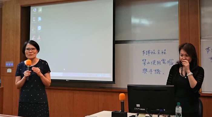 中山大學行銷傳播研究所教授蕭蘋  於開場時介紹香港中文大學博士吳世家（簡愉芬  攝）圖片