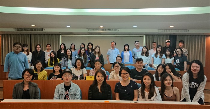 吳世家（左三）和蕭蘋（左四）  與中山大學的同學們於講座後合影（簡愉芬  攝）圖片