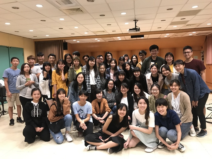 黃敬婷和中山大學音樂系學生合影（中山大學音樂系　提供)圖片