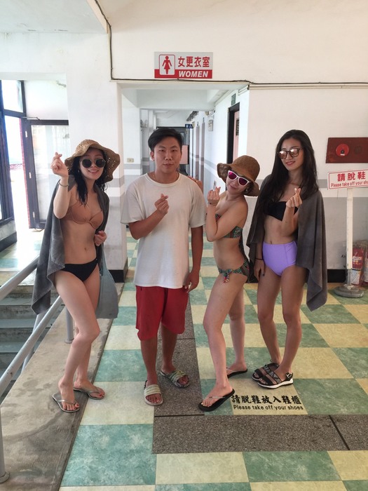 林煥宇與泳池學生合照(學生記者 吳淑貞 攝）圖片