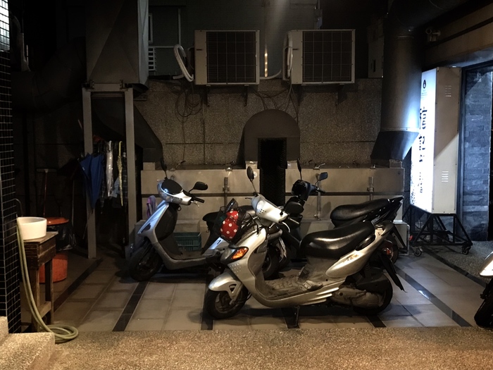 位於冷氣機下方的環保機器 (吳昀庭  攝)圖片