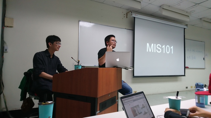 楊鵬宇分享親身經驗給自己的學弟妹（中山大學資工系　提供）圖片