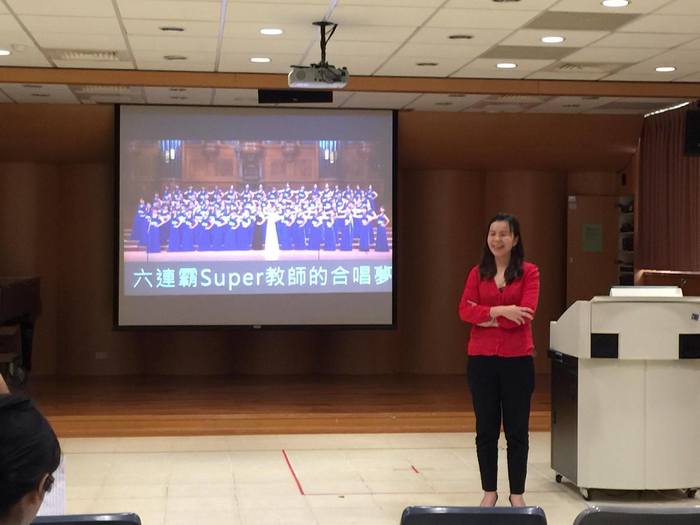 演講結束後郭心怡和音樂系學生合照（中山大學音樂系　提供）圖片