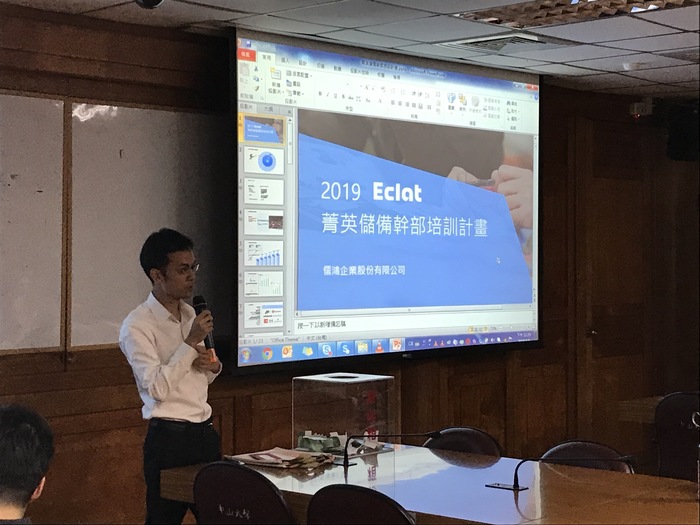 儒鴻董事長特助Eric　介紹儒鴻的企業優勢與特長（鄧宇佑　攝）