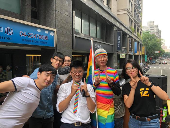 陳冠宏上彩虹戰車　與候選人聲援LGBTs（好民請願運動　提供）圖片