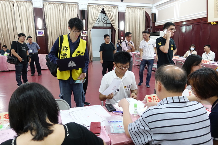 陳冠宏陪同候選人登記參選（好民請願運動　提供）圖片