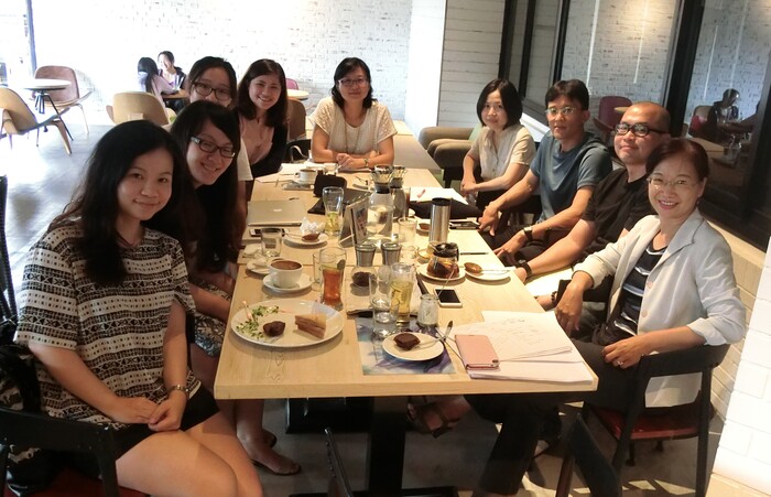 演講後，學生邀請羅英瑛（圖中央）至學校餐廳茶敘。（圖／尤楀蓁攝）圖片