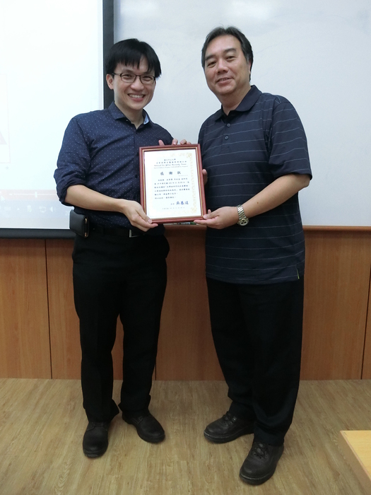中山大學人管所頒發贈感謝狀給李政益（圖左）。（圖／尤楀蓁攝）圖片