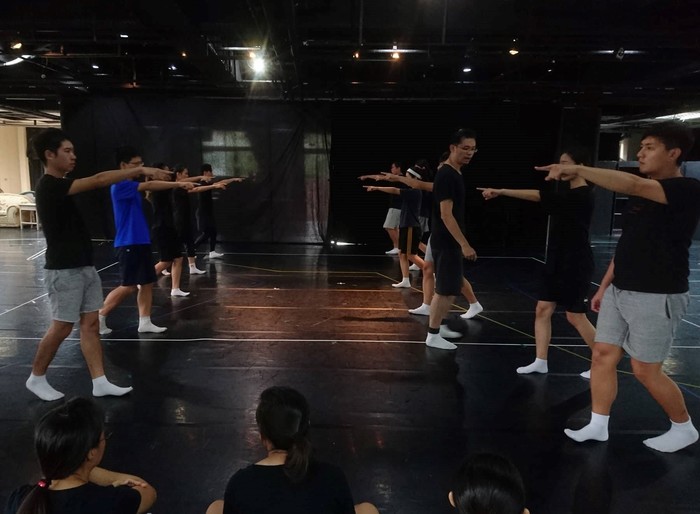 陳柏廷為鈴木演員訓練講師，指導學子肢體動作。（蘇婉瑄／攝）圖片