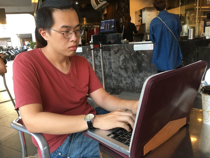 鄧宇佑於咖啡廳審稿的工作日常（鄧宇佑 提供）圖片
