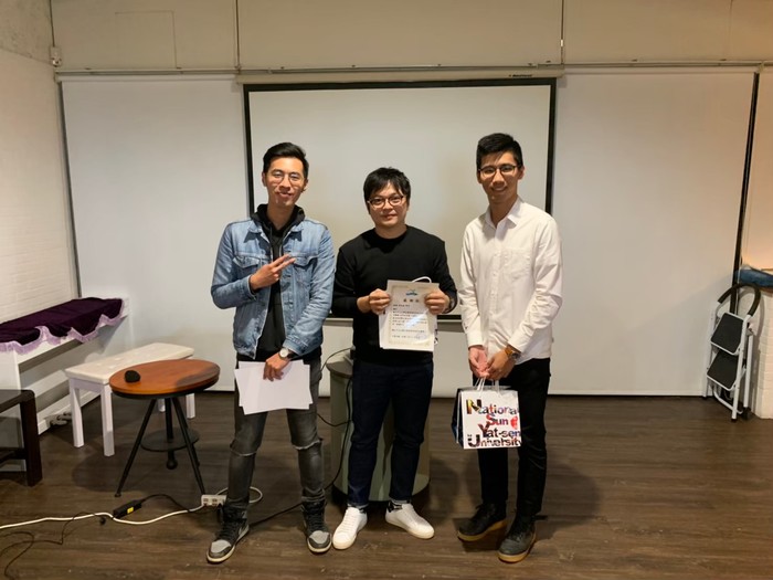 中山大學企管系頒發感謝狀給回校分享的校友（張嘉志  攝）圖片