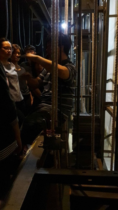 周志瑋介紹逸仙館懸吊系統與操作方式。（圖／劇藝系系辦提供）圖片