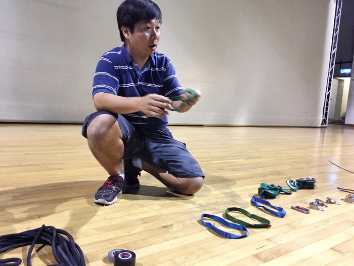 周志瑋介紹懸吊器具與使用方法。（圖／劉子瑄攝）圖片