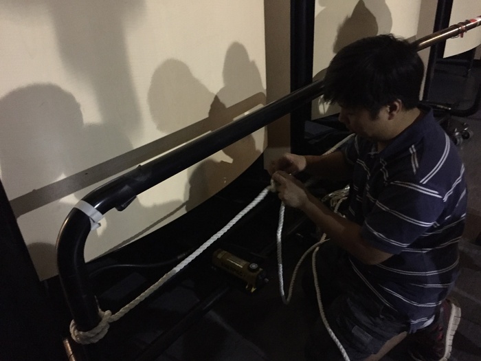 周志瑋教導繩結打法。（圖／劉子瑄攝）圖片