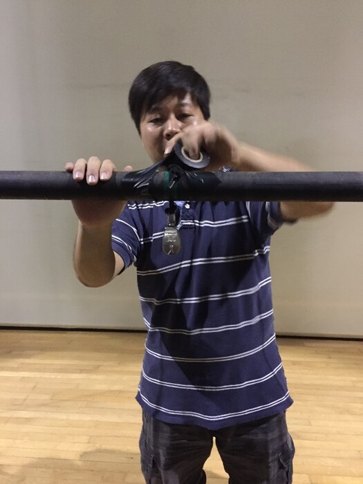周志瑋教導學生組裝懸吊系統。（圖／劇藝系系辦提供）圖片
