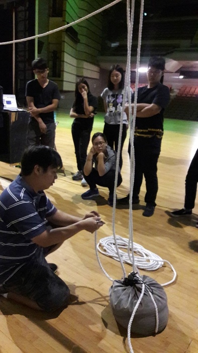 周志瑋操作示範。（圖／劇藝系系辦提供）圖片