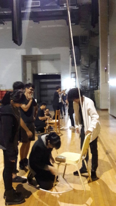 劇藝系學生動手體驗。（圖／劇藝系系辦提供）圖片