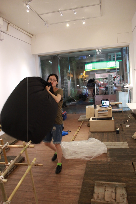 〈我們是否上身過量〉張紋瑄個展佈展紀錄。自由人藝術公寓，2015.6。圖片