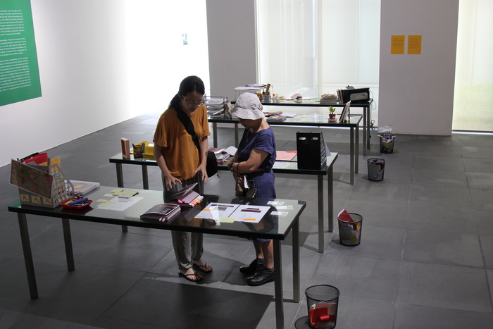 〈自傳大系〉於「失調的和諧」展出紀錄，照片為藝術家向觀眾解說作品內容。關渡美術館，2016.7。圖片