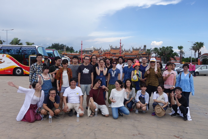 〈《台灣史的結構》〉此一計畫中，藝術家拉了一台遊覽車到其計畫中故事發生之處，照片為台南南鯤鯓代天府。海馬迴光畫館，2016.6。圖片
