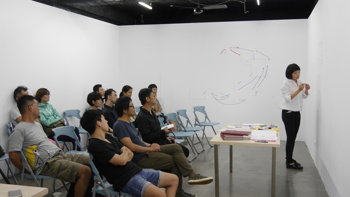 〈《台灣史的結構》〉此一計畫於展覽的最後一天，在展場辦了一場公聽會，以報告作為表演的形式，邀請黃建宏教授一同討論敘事在台灣當代藝術的發展脈絡。海馬迴光畫館，2016.6。圖片