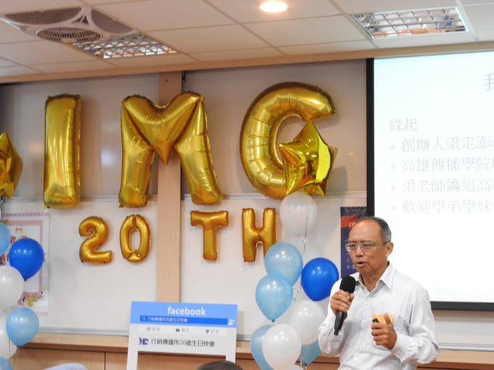 秦鴻志學長介紹第一屆畢業校友的職涯現況。（圖／中山行傳所提供）圖片
