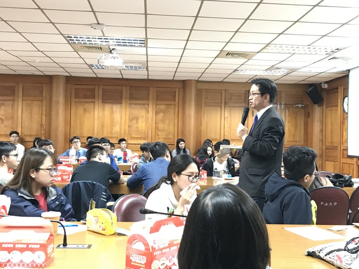 新光銀行企業金融部主管李偉嘉　以資方角度介紹面試（鄧宇佑　攝）圖片