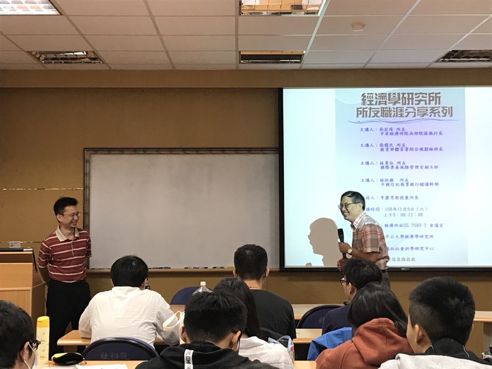 李慶男所長開心的向學生介紹張儒民（記者 陳屏宸 攝）圖片