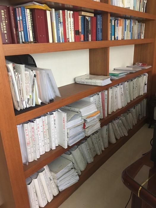 辦公室書櫃滿如書牆 增加法律知識不停歇(廖志堯提供)圖片