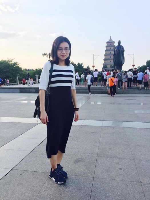 楊桂瓊於西安大雁塔玄奘法師前留影圖片