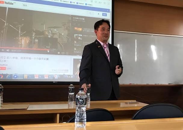 周宇明分享勵志影片。（圖／中山大學經研所提供）圖片