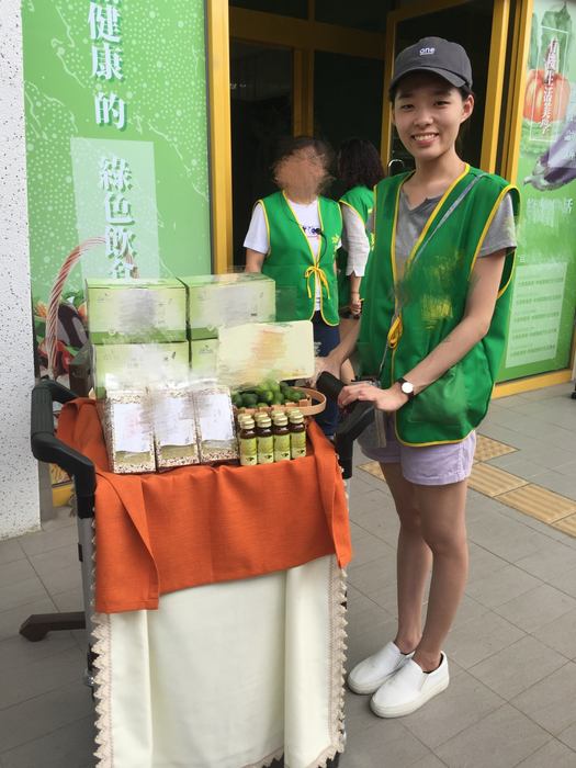 王怡婷推廣公司產品（王怡婷　提供）圖片