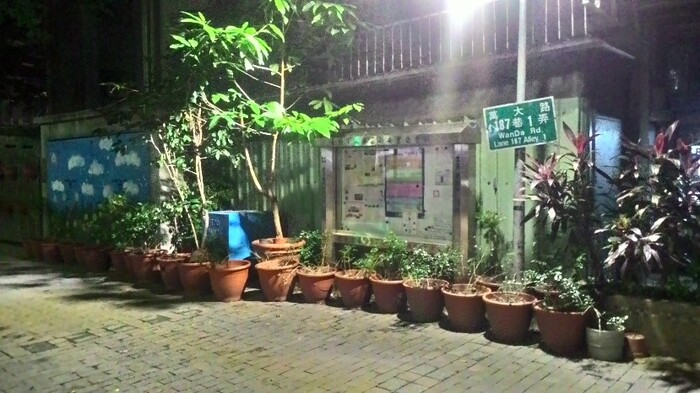 沿著小公園走一小段路，這個小廣場是新安小舖舉辦的地點圖片