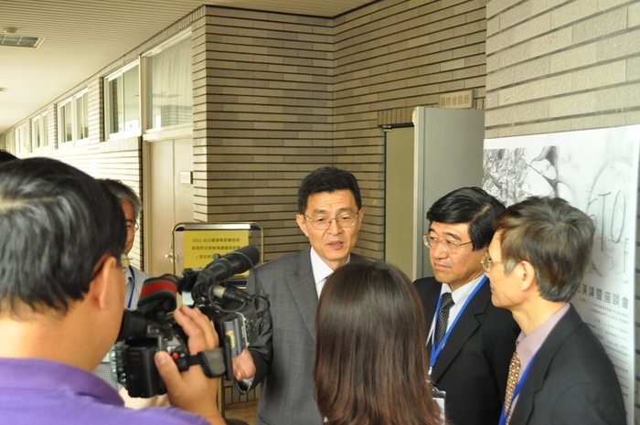 會後親切受訪  大師風範展露無遺圖片