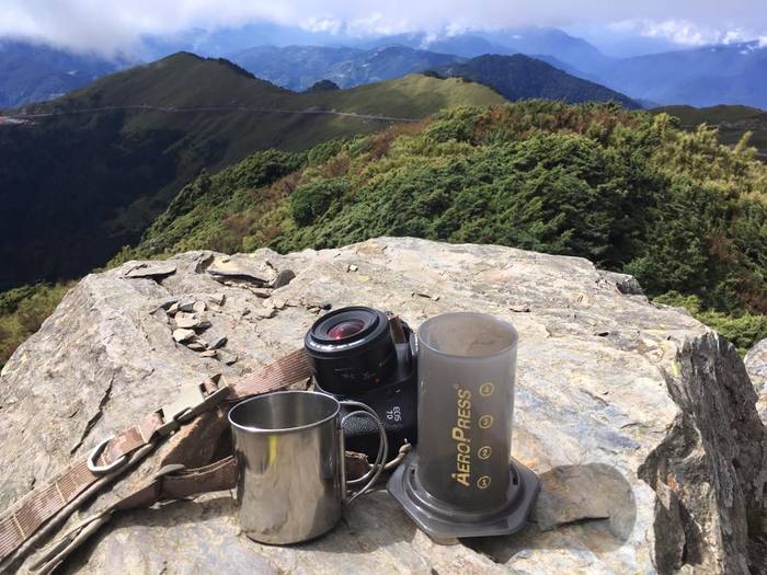 爬高山也不忘泡咖啡(陳彥中提供)圖片