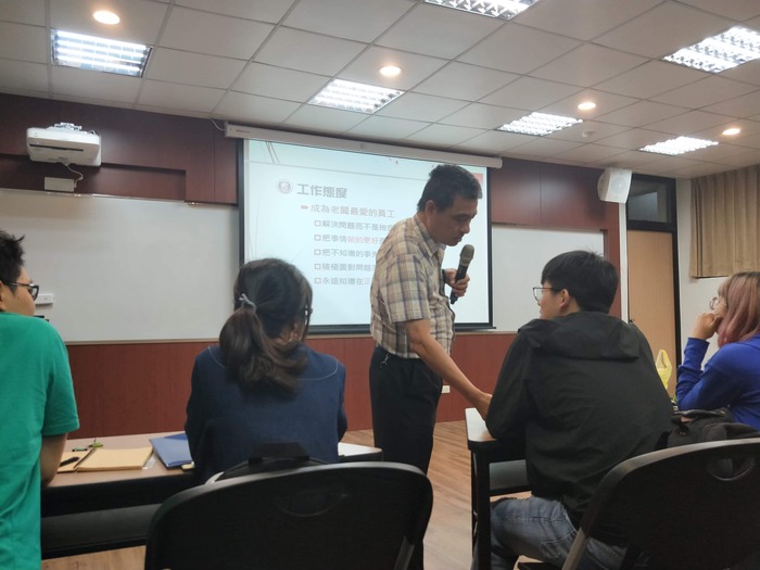 葉雨松與台下互動（張聿隆　攝）圖片