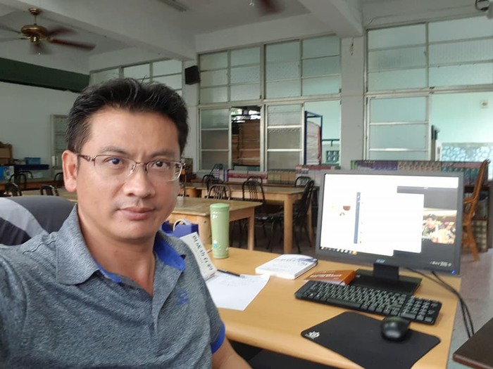 涂志雄與武潭國小的辦公室現場（涂志雄 提供）圖片
