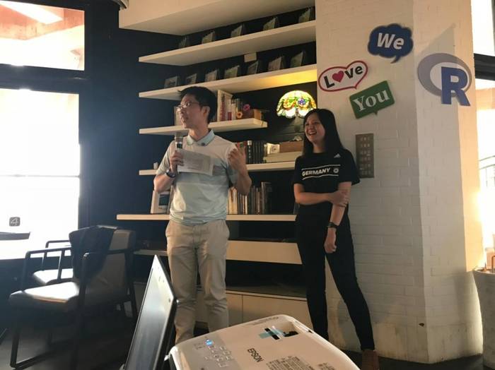 劉正山所長開心地向與會的來賓介紹駱巧珊本人。圖片
