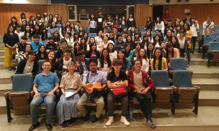 范宗沛與音樂系師生合影。（圖／國立中山大學音樂系提供）圖片