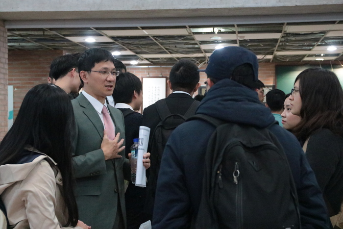 現場學生於會後向李耀宇經理（左）提問（陳柏英  攝）圖片