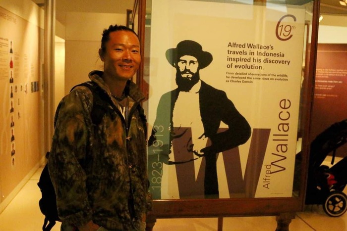 在澳洲打工換宿時，參觀博物學者華萊士展覽的汪仁傑  （汪仁傑 提供）圖片