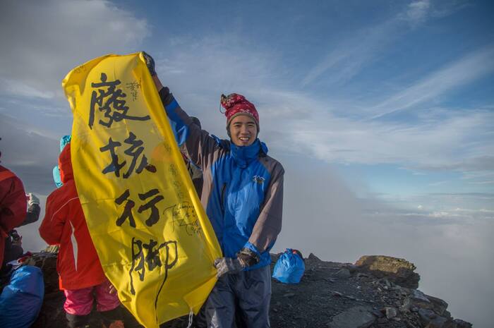 黃瑋隆與友人舉「廢核行腳」登玉山宣傳反核的理念（黃瑋隆提供）圖片